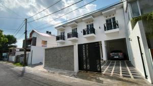 Biały dom z garażem na ulicy w obiekcie House of Bedjo w mieście Demangan