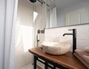 a bathroom with a large bowl sink on a wooden counter at REFUGIUM Theresienstraße 19 - Chambre Vonnoh in Rhodt unter Rietburg