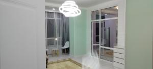 um quarto com um corredor com espelhos e um candeeiro em Аренда 2-х комнатной квартиры в г.Астана, Казахстан em Taldykolʼ