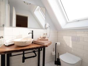 a bathroom with a sink and a skylight at REFUGIUM Theresienstraße 19 - Chambre Vonnoh in Rhodt unter Rietburg