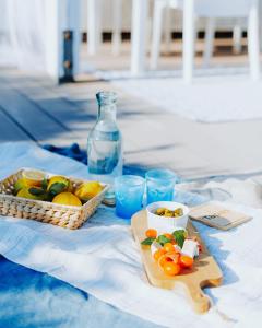 a table with a basket of fruit and a bottle at Casa de Buenas in Sarbinowo