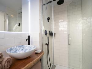 a bathroom with a bowl sink and a shower at REFUGIUM Theresienstraße 19 - Chambre Slevogt in Rhodt unter Rietburg