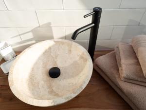 a stone sink on a counter in a bathroom at REFUGIUM Theresienstraße 19 - Chambre Vonnoh in Rhodt unter Rietburg