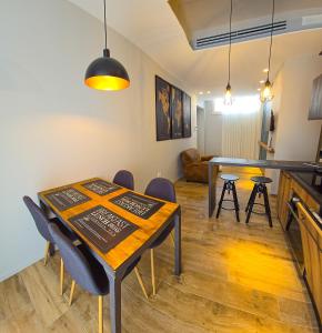 una sala da pranzo con tavolo e sedie e una cucina di Case Vacanze 106 Maison De Charme a Giovinazzo
