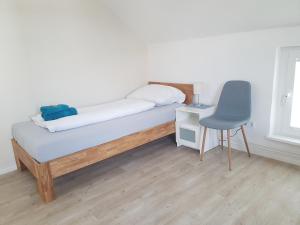 łóżko z biurkiem i krzesłem w pokoju w obiekcie Ferienwohnung Stadtvilla - charmante Gemütlichkeit w mieście Bad Oldesloe