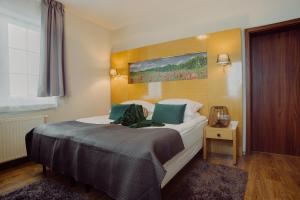 a bedroom with a large bed with green pillows at Hotel Bonsai in Niemcza +62 photos