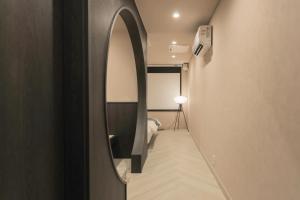 pasillo con espejo en la habitación en AANK Ryokan Hotel Paju, en Paju