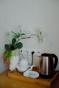 a table with a tea pot and a tea kettle at Hotel Bonsai in Niemcza