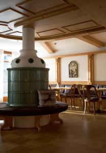 kominek w pokoju z krzesłami i stołami w obiekcie Hotel Belfiore w mieście Monclassico