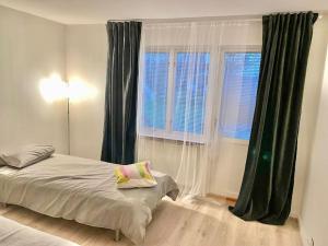Tempat tidur dalam kamar di Spacious 3 bedroom villa 15 mins from Älmhult