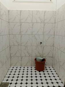Ett badrum på D'Maryam Homestay