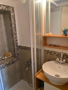 een badkamer met een wastafel en een douche bij Vera's traditional house - Chora in Serifos Chora