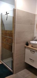 y baño con ducha y lavamanos. en Location Gîte en Provence, en Beaucaire