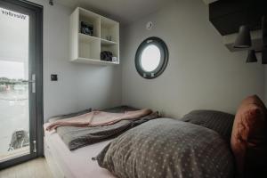 سرير أو أسرّة في غرفة في La Mare Apart M Cityport Ferienwohnung