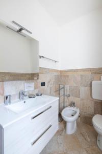 bagno con lavandino bianco e servizi igienici di B&B Castello Cimbergo a Cimbergo