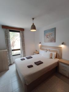 1 dormitorio con 1 cama grande y 2 toallas. en Apartment SUNRISE Complex Amaya Fuerteventura, en Costa de Antigua