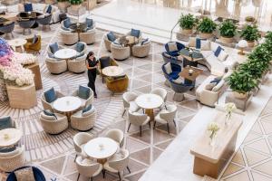 una vista aérea de un restaurante con mesas y sillas en Jumeirah Emirates Towers Dubai, en Dubái
