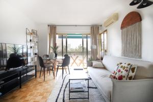 sala de estar con sofá y mesa en Apartamento tres habitaciones en Nou Barris by Alterhome, en Barcelona