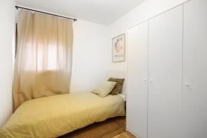 a bedroom with a bed and a closet at Apartamento tres habitaciones en Nou Barris by Alterhome in Barcelona
