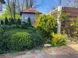 un jardin avec une clôture et un bâtiment dans l'établissement Затишний будинок в передмісті Києва, à Kriukivshchyna