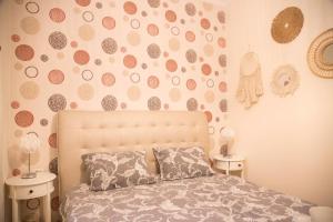 una camera con letto e parete con cerchi di Seek and Hide - Ilse's Hideaway a Braşov