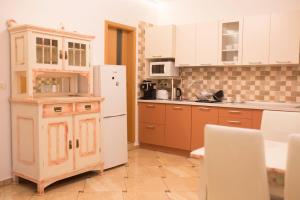 una cucina con mobili bianchi e un frigorifero bianco di Seek and Hide - Ilse's Hideaway a Braşov Altre 16 foto