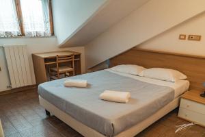 1 dormitorio con 1 cama con 2 almohadas en Tramonti Green, en Tramonti