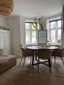 een woonkamer met een eettafel en stoelen bij ApartmentInCopenhagen Apartment 1614 in Kopenhagen