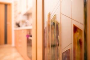 un chiusura di una porta in una stanza di Seek and Hide - Ilse's Hideaway a Braşov