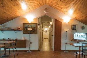 um corredor que leva a um quarto com tecto em madeira em Tramonti Green em Tramonti