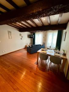 een woonkamer met een tafel en een bank bij L' Appart cocoon in Joinville
