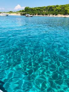 Afbeelding uit fotogalerij van PAMA LUKO Apartment 100m from Beach, Tennis court & Gym, FREE Parking in Supetar