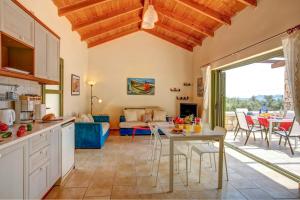 cocina y sala de estar con mesa y sofá en SivotaBayVillas Lefkada - 3 bedrooms villas with sea view & private pool, en Sivota