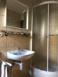 ein Badezimmer mit Waschbecken und Dusche in der Unterkunft PAMA LUKO Apartment 100m from Beach, Tennis court & Gym, FREE Parking in Supetar + 29 Fotos