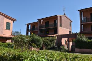 een extern uitzicht op een appartementencomplex bij Appartamenti Gelsomino in Marina di Campo