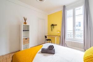 Un dormitorio con una cama y un escritorio y una ventana. en Le Seventies - Exceptionnel 4 chambres & billard, en Reims