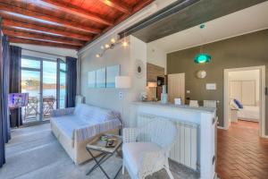 un soggiorno con letto, tavolo e sedie di Aparthotel Arona ad Arona