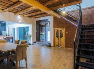 een eetkamer en een woonkamer met een tafel en een trap bij Holiday Home Josipović 