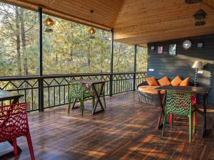 Balkón nebo terasa v ubytování THEHIMALAYANLIVING WHISTLING PINES