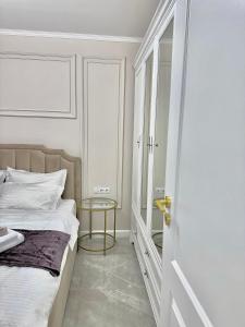 um quarto com uma cama e uma mesa de vidro em Luxury RA Apartment em Oradea