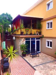 une maison avec des chaises et un balcon avec des plantes dans l'établissement Apartments DS Club, à Budva