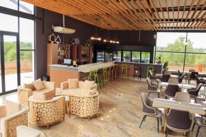 Khu vực lounge/bar tại Marshal Resort and Spa Malavuwe