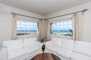 พื้นที่นั่งเล่นของ Luxury Home with Jacuzzi and Spectacular Sea Views for 8 Guests