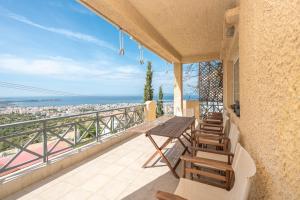 ระเบียงหรือลานระเบียงของ Luxury Home with Jacuzzi and Spectacular Sea Views for 8 Guests