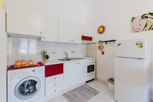 Kuchyňa alebo kuchynka v ubytovaní Home Holidays Pintadera 2 + 13 fotografií