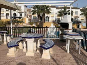 een patio met een tafel en stoelen en een fontein bij Las Carolinas residence in San Miguel de Salinas