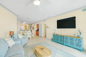 een woonkamer met een bank en een flatscreen-tv bij Legacy I 907 in Gulfport