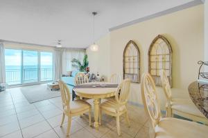 een eetkamer en een woonkamer met een tafel en stoelen bij Legacy I 907 in Gulfport