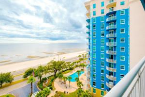 uitzicht op een hotel en het strand bij Legacy I 907 in Gulfport