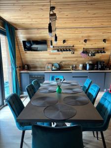 a dining room with a table and chairs in a kitchen at Tramonto Cabin in Vartop